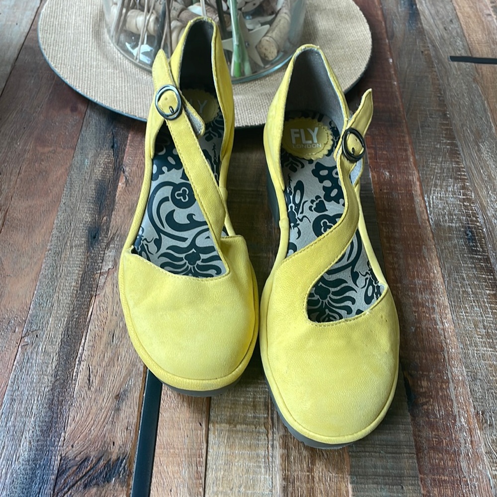 Cute!  Yellow! Fly London!